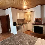 εξοχή-with Fireplace And View To The Sea