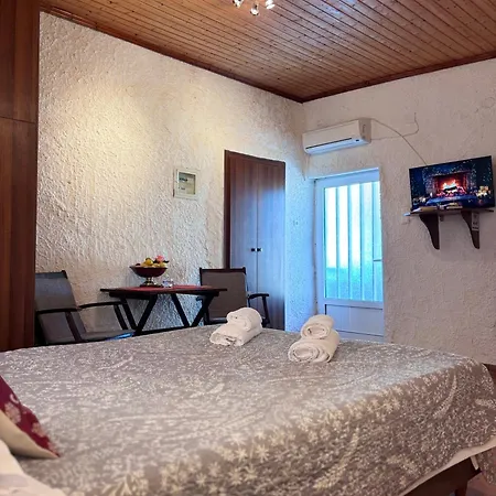 Δωμάτια Εξοχή-With fireplace&view to the sea